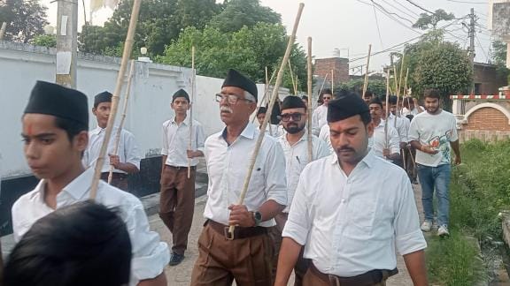 गोमतीनगर विस्तार में आरएसएस के वीर सावरकर नगर की ओर से शस्त्र पूजन व पथ संचलन का आयोजन हुआ। 