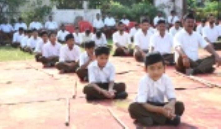 गोमतीनगर विस्तार में आरएसएस के वीर सावरकर नगर की ओर से शस्त्र पूजन व पथ संचलन का आयोजन हुआ। 