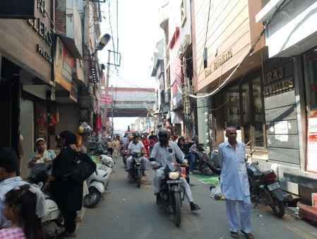 जीटी रोड पर सर्विस लाइन में खड़ी गाड़ी। संवाद जीटी रोड पर सर्विस लाइन में खड़ी गाड़ी। संवाद