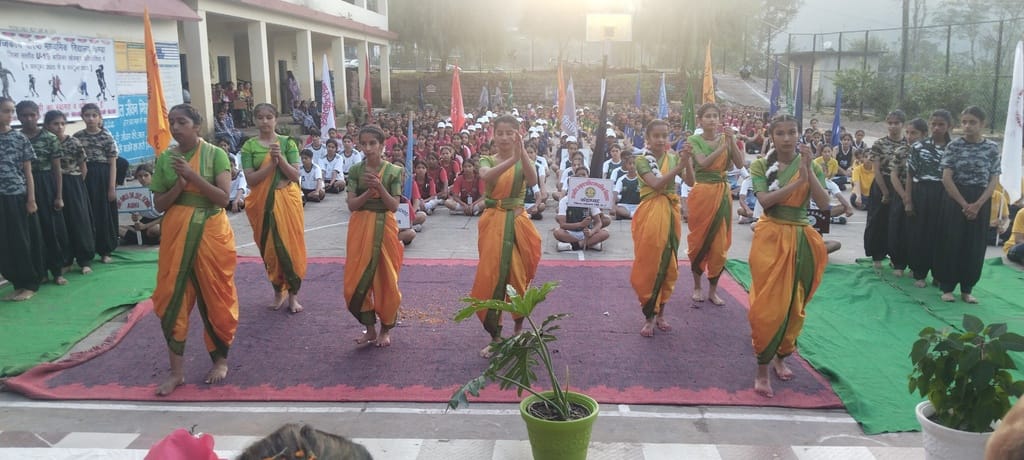 कंडा स्कूल में जिलास्तरीय अंडर -19 गर्ल्स खेलकूद प्रतियोगिता के शुभारंभ पर मार्च पास्ट के दौरान कंडा स्कूल में जिलास्तरीय अंडर -19 गर्ल्स खेलकूद प्रतियोगिता के शुभारंभ पर मार्च पास्ट के दौरान