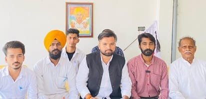 कुरुक्षेत्र। प्रेस वार्ता में जानकारी देते छात्र नेता। संवाद कुरुक्षेत्र। प्रेस वार्ता में जानकारी देते छात्र नेता। संवाद