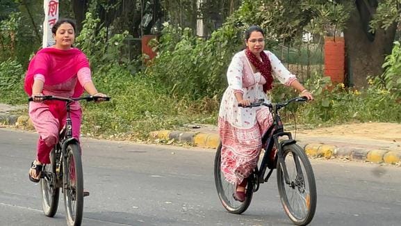कुरुक्षेत्र। साइकिल रैली में हिस्सा लेती महिलाएं। विज्ञप्ति