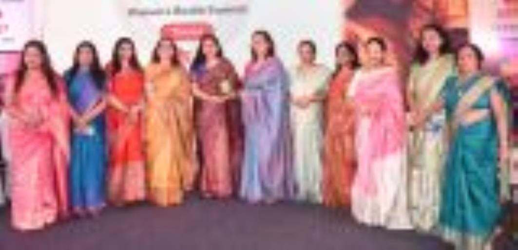 कार्यक्रम में संगठन की पदाधिकारी और मौजद महिलाएं। कार्यक्रम में संगठन की पदाधिकारी और मौजद महिलाएं।