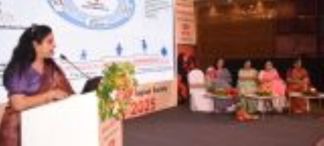 कार्यक्रम में संगठन की पदाधिकारी और मौजद महिलाएं। कार्यक्रम में संगठन की पदाधिकारी और मौजद महिलाएं।