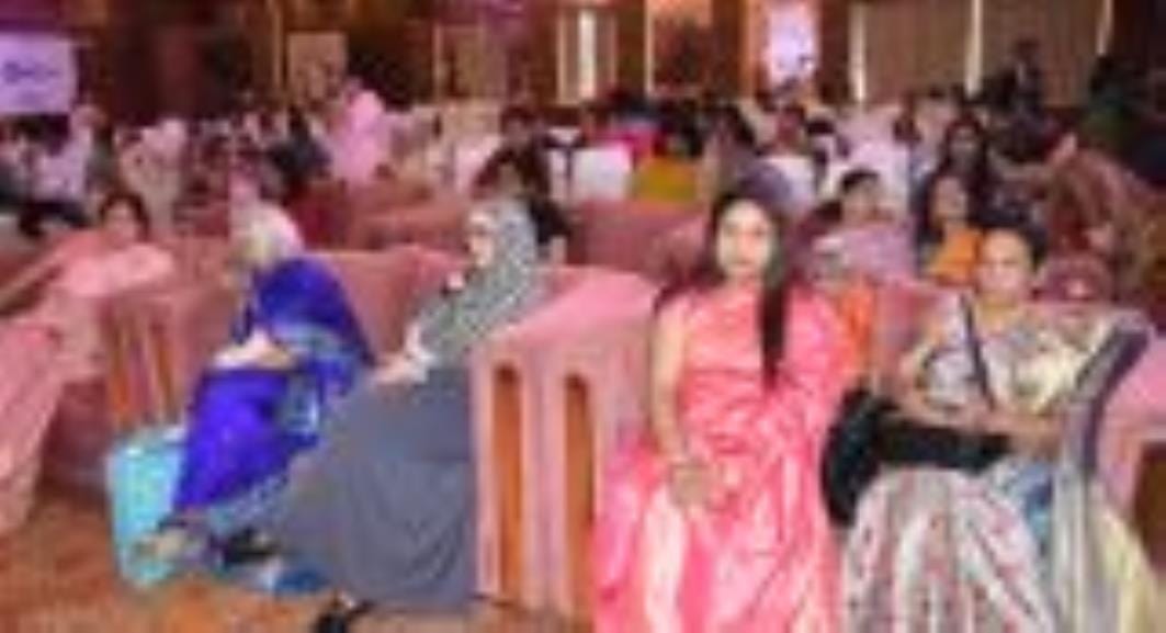 कार्यक्रम में संगठन की पदाधिकारी और मौजद महिलाएं। कार्यक्रम में संगठन की पदाधिकारी और मौजद महिलाएं।