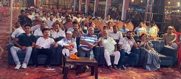 कविता पेश करतीं कवयित्री पिंकी। स्रोत : मेला कमेटी कविता पेश करतीं कवयित्री पिंकी। स्रोत : मेला कमेटी