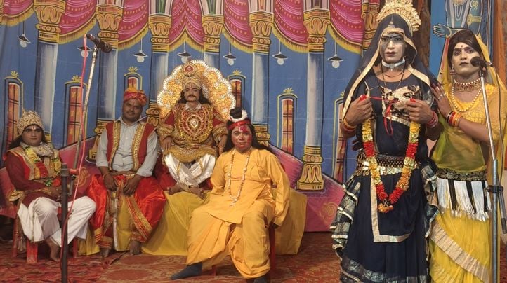खितौरा में राम लीला महोत्सव का उद्घाटन करते बाजार संचालक प्रदीप कुमार सिंह। संवाद खितौरा में राम लीला महोत्सव का उद्घाटन करते बाजार संचालक प्रदीप कुमार सिंह। संवाद
