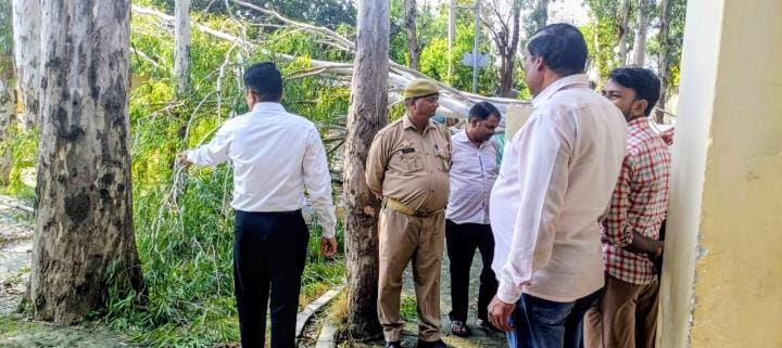निगोहां के करनपुर गांव स्थित प्राथमिक विद्यालय पहुंचकर एसडीएम व वन विभाग के अधिकारियों ने लिया निगोहां के करनपुर गांव स्थित प्राथमिक विद्यालय पहुंचकर एसडीएम व वन विभाग के अधिकारियों ने लिया