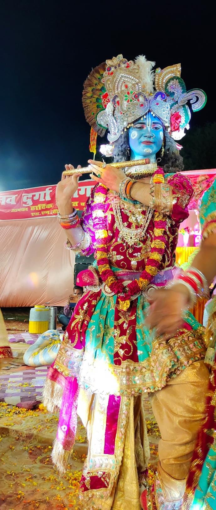निगोहां कस्बे में आयोजित 10वें जागरण के दौरान विभिन्न रूपों में निकली झांकियां। निगोहां कस्बे में आयोजित 10वें जागरण के दौरान विभिन्न रूपों में निकली झांकियां।