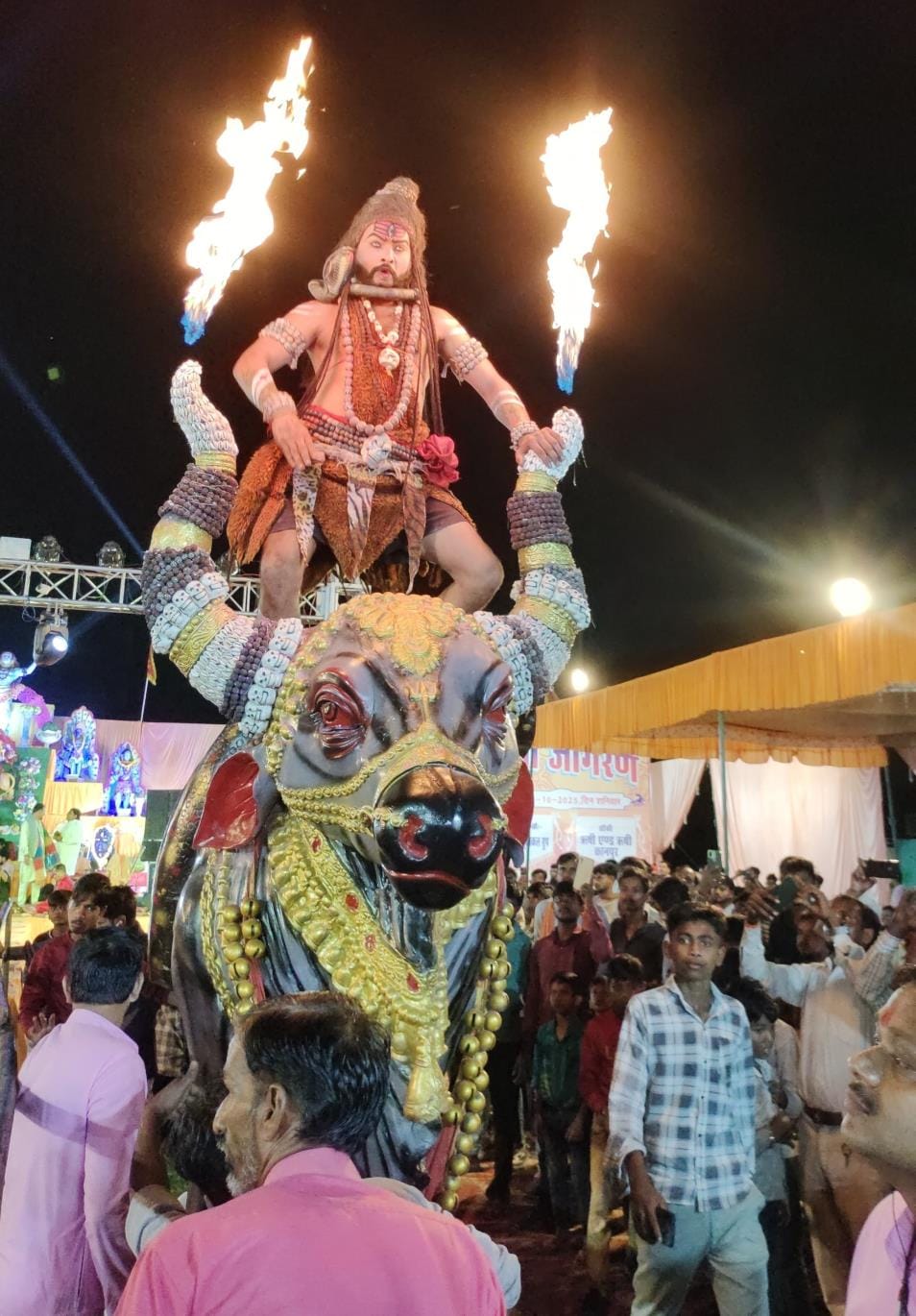 निगोहां कस्बे में आयोजित 10वें जागरण के दौरान विभिन्न रूपों में निकली झांकियां। निगोहां कस्बे में आयोजित 10वें जागरण के दौरान विभिन्न रूपों में निकली झांकियां।