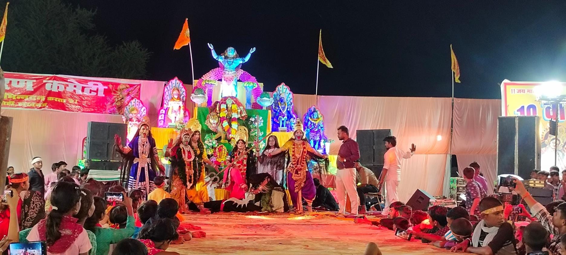 निगोहां कस्बे में आयोजित 10वें जागरण के दौरान विभिन्न रूपों में निकली झांकियां। निगोहां कस्बे में आयोजित 10वें जागरण के दौरान विभिन्न रूपों में निकली झांकियां।