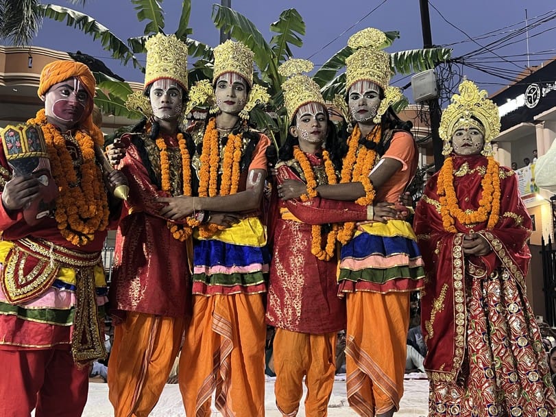 नगर के शाही कटरा मैदान में भरत मिलाप देखने पहुंची महिलाएं और युवतियां। संवाद
