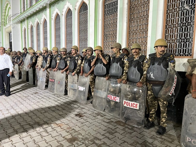 नगर के शाही कटरा मैदान में भरत मिलाप देखने पहुंची महिलाएं और युवतियां। संवाद