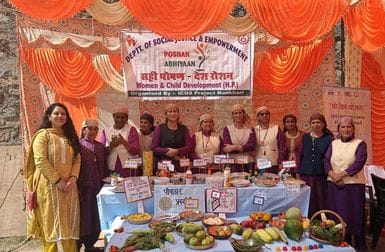 ननखड़ी के खोलीघाट में आयोजित पोषण माह कार्यक्रम के दौरान पोषाहार शपथ लेते लोग। संवाद ननखड़ी के खोलीघाट में आयोजित पोषण माह कार्यक्रम के दौरान पोषाहार शपथ लेते लोग। संवाद