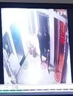 पीजीआई के वृंदावन-10 सी में हुई चोरी की वारदात सीसीटीवी कैमरे में कैद हुई व घर में बिखरा सामान।
