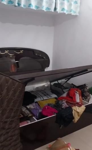 पीजीआई के वृंदावन-10 सी में हुई चोरी की वारदात सीसीटीवी कैमरे में कैद हुई व घर में बिखरा सामान।