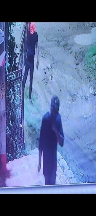 पीजीआई के वृंदावन-10 सी में हुई चोरी की वारदात सीसीटीवी कैमरे में कैद हुई व घर में बिखरा सामान।