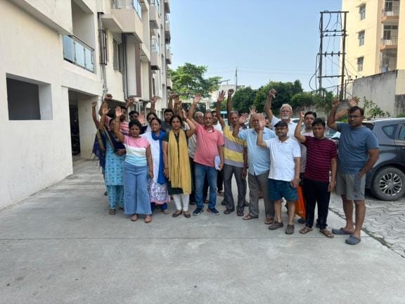 प्रदर्शन करते लोग। प्रदर्शन करते लोग।