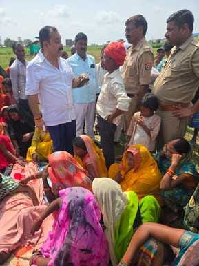 रॉबर्ट्सगंज कोतवाली क्षेत्र के चदुली गांव में बिजली करंट से मौत पर लगी भीड़। स्रोत जागरूक पाठक रॉबर्ट्सगंज कोतवाली क्षेत्र के चदुली गांव में बिजली करंट से मौत पर लगी भीड़। स्रोत जागरूक पाठक