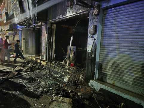 रतन सिनेमा रोड पर कपड़ों की दुकान में आग बुझाने का प्रयास करते लोग। वीडियो ग्रैब रतन सिनेमा रोड पर कपड़ों की दुकान में आग बुझाने का प्रयास करते लोग। वीडियो ग्रैब