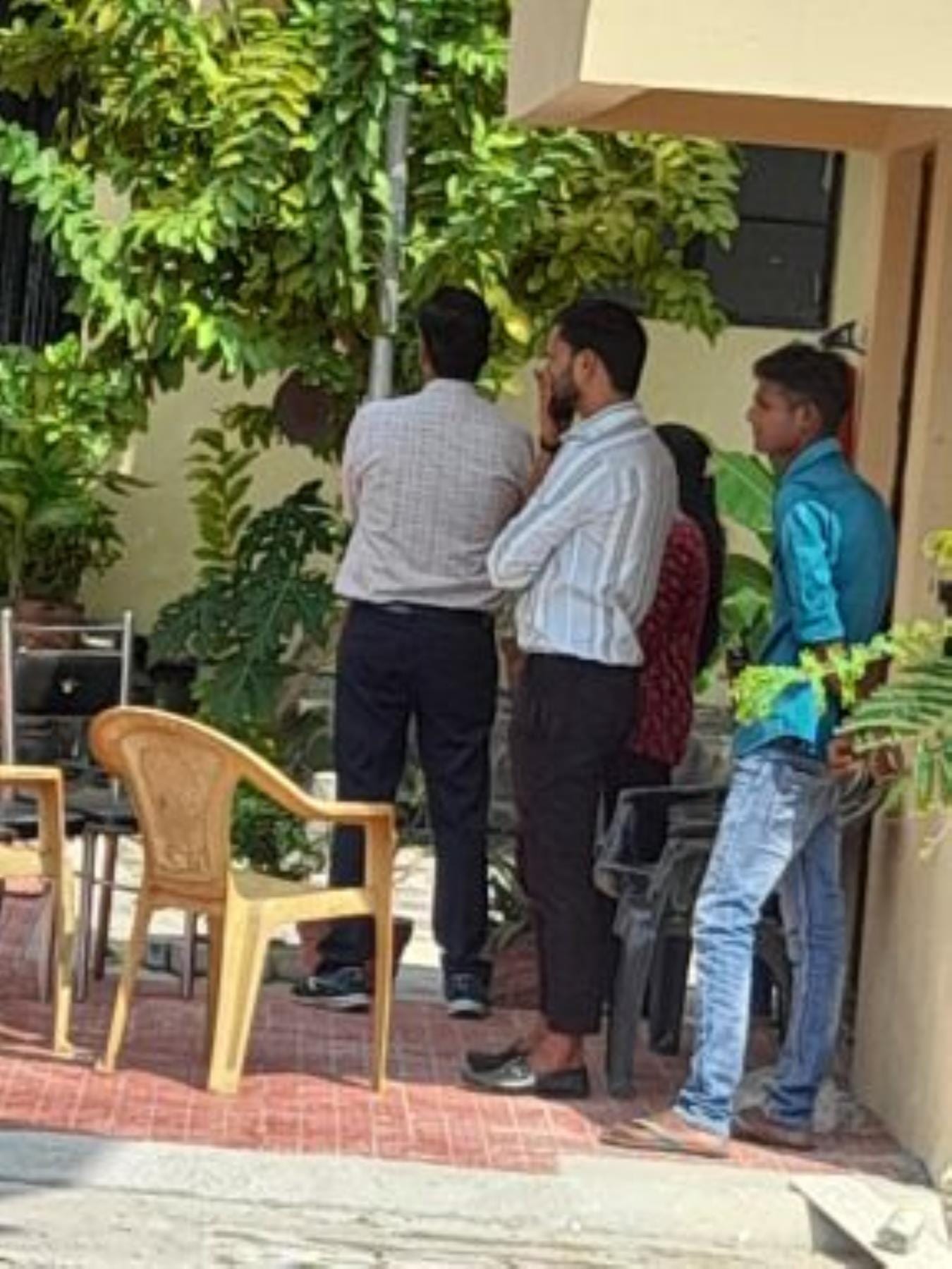 रविवार को कस्तूरबा गांधी बालिका विद्यालय जांच के लिए पहुंची टीम। 