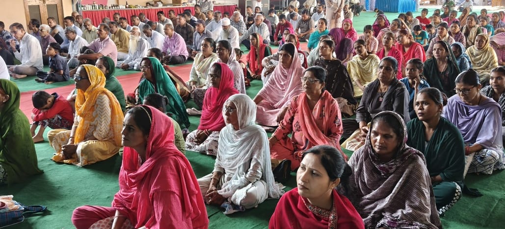 सत्संग के दौरान प्रवचन करतीं साध्वीं। संस्थान