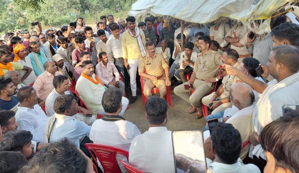 थाना क्षेत्र के जैसाना में शव रखकर प्रदर्शन कर रहेग्रामीणों को समझाती पुलिस। संवाद थाना क्षेत्र के जैसाना में शव रखकर प्रदर्शन कर रहेग्रामीणों को समझाती पुलिस। संवाद