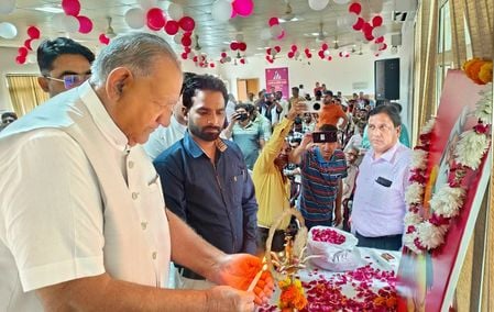 07जेएनडी18 : महर्षि वाल्मीकि जयंती पर रामकुमार गौतम को सम्मानित करते प्रशासनिक अधिकारी। स्रोत 