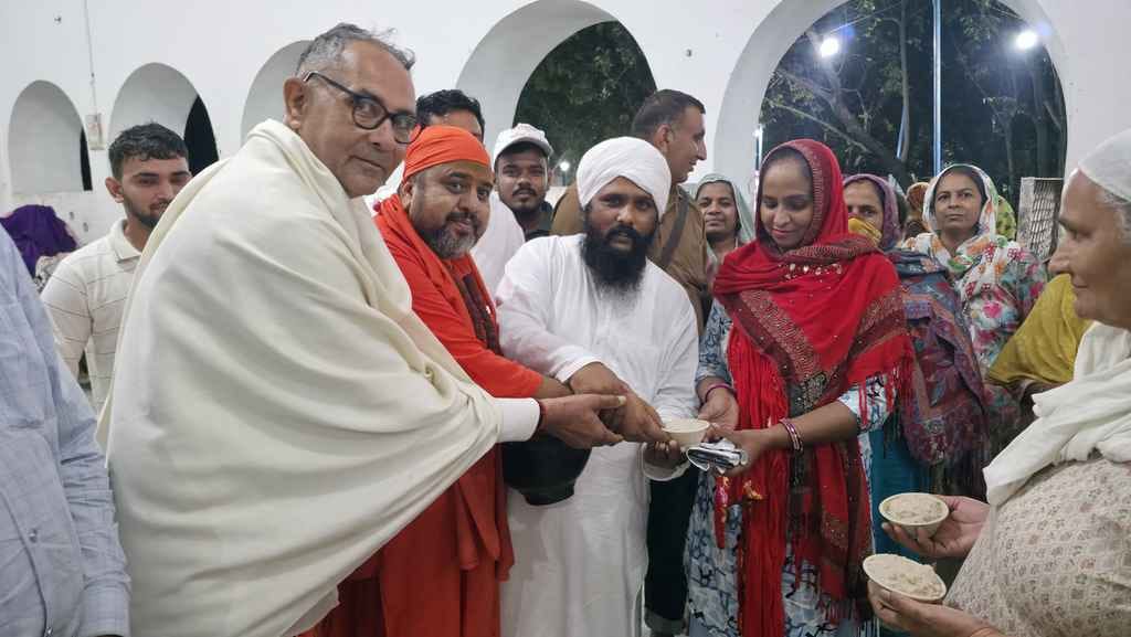 07jjrp32- जटेला धाम में खीर तैयार करते सेवक। स्रोत-आयोजक 07jjrp32- जटेला धाम में खीर तैयार करते सेवक। स्रोत-आयोजक