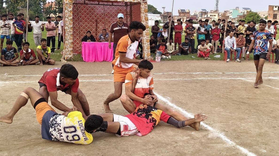 18-मकबरा स्थित स्टेडियम में आयोजित राज्य स्तरीय कबड्डी प्रतियोगिता में जीत के लिए दम दिखाते ख