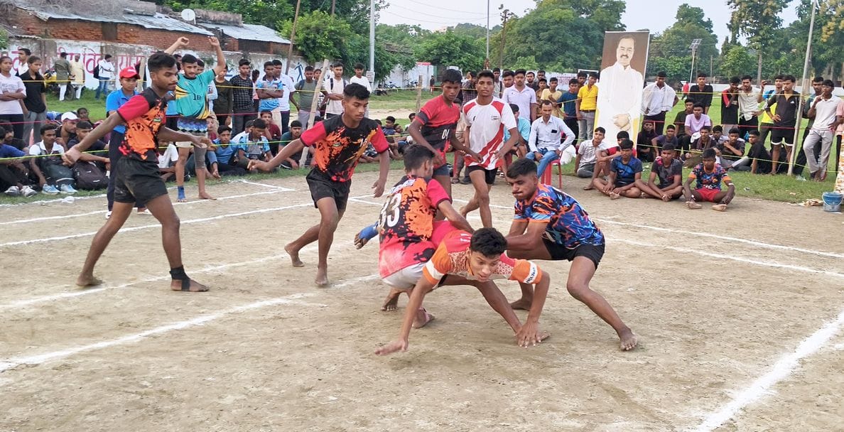 18-मकबरा स्थित स्टेडियम में आयोजित राज्य स्तरीय कबड्डी प्रतियोगिता में जीत के लिए दम दिखाते ख