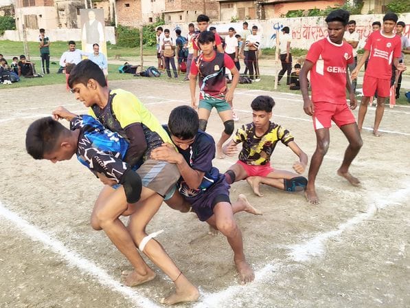18-मकबरा स्थित स्टेडियम में आयोजित राज्य स्तरीय कबड्डी प्रतियोगिता में जीत के लिए दम दिखाते ख