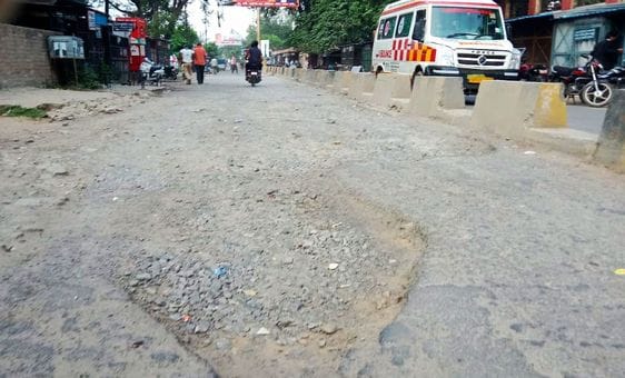 अनाज मंडी रोड टूटा। संवाद अनाज मंडी रोड टूटा। संवाद