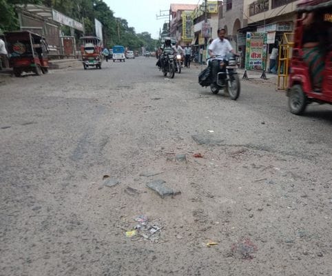 अनाज मंडी रोड टूटा। संवाद अनाज मंडी रोड टूटा। संवाद