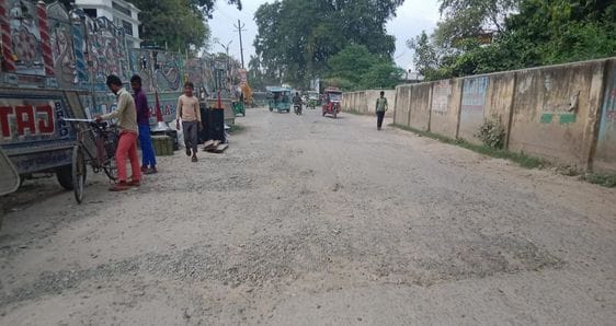 अनाज मंडी रोड टूटा। संवाद अनाज मंडी रोड टूटा। संवाद