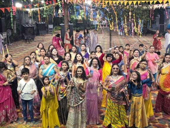 बख्शी का तालाब के नंदना स्थित 51 शक्तिपीठ मंदिर के प्रांगण में सोमवार को महिलाओं ने डांडिया व ग बख्शी का तालाब के नंदना स्थित 51 शक्तिपीठ मंदिर के प्रांगण में सोमवार को महिलाओं ने डांडिया व ग