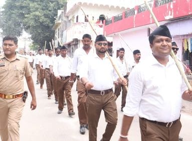 बिल्सी में पथ संचलन निकालते स्वयंसेवक। संवाद