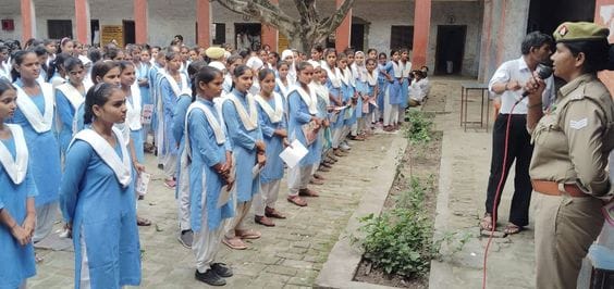 बिसौली के एक कॉलेज में मिशन शक्ति के तहत बालिकाओं को जानकारी देतीं लेडी एसआई। संवाद बिसौली के एक कॉलेज में मिशन शक्ति के तहत बालिकाओं को जानकारी देतीं लेडी एसआई। संवाद