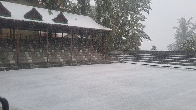 चंबा में पांगी के सुराल भटोरी में बर्फबारी के दौरान का नजारा।स्रोत जागरूक पाठक