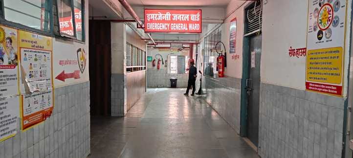 डुमरियागंज के वेवां में एक गली में स्थित निजी अस्पताल जहां फायर ब्रिगेड की गाड़ी नहीं पहुंच सकत डुमरियागंज के वेवां में एक गली में स्थित निजी अस्पताल जहां फायर ब्रिगेड की गाड़ी नहीं पहुंच सकत
