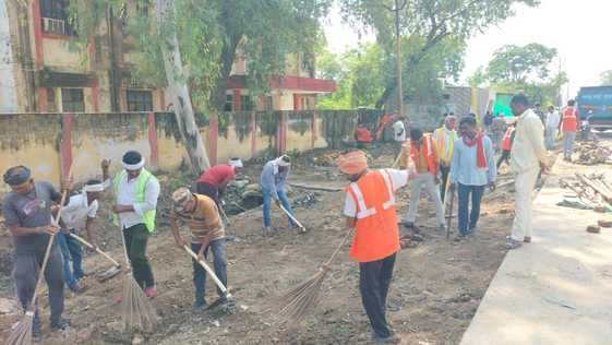 फोटो - 01 इंदिरा स्टेडियम का जायजा लेते जनप्रतिनिधि साथ में अधिकारी। संवाद