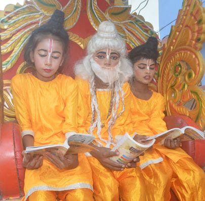 फोटो-04- वाल्मीकि जयंती पर मंदिर में पूजन करते नगर पालिका अध्यक्ष सुखसागर मिश्र, पूर्व अध्यक्ष 