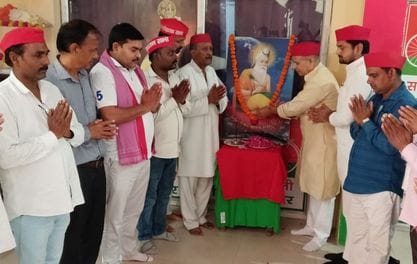 फोटो-04- वाल्मीकि जयंती पर मंदिर में पूजन करते नगर पालिका अध्यक्ष सुखसागर मिश्र, पूर्व अध्यक्ष 