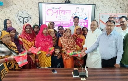 फोटो-04- वाल्मीकि जयंती पर मंदिर में पूजन करते नगर पालिका अध्यक्ष सुखसागर मिश्र, पूर्व अध्यक्ष 