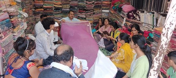 फोटो-07 एयूआरपी 15 दुकान पर साड़ी देखतीं महिलाएं। संवाद फोटो-07 एयूआरपी 15 दुकान पर साड़ी देखतीं महिलाएं। संवाद