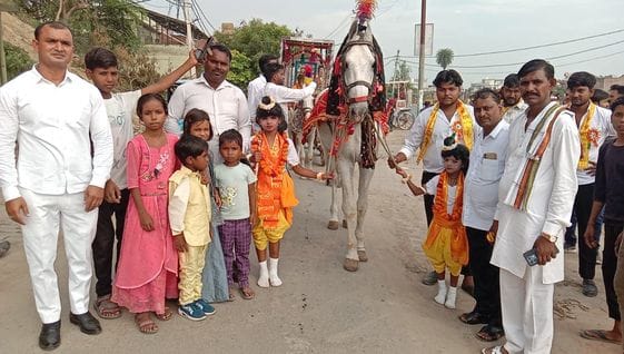 फोटो-07एयूआरपी41 - शोभा यात्रा को हरी झंडी दिखाकर रवाना करते डीएम। स्रोत:प्रशासन फोटो-07एयूआरपी41 - शोभा यात्रा को हरी झंडी दिखाकर रवाना करते डीएम। स्रोत:प्रशासन