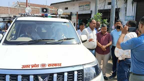 फोटो- 10 बिना हेलमेट दोपहिया वाहन चला रहे लोगों को हिदायत देतीं एक दिन की एआरटीओ मधु सिंह। स्रो फोटो- 10 बिना हेलमेट दोपहिया वाहन चला रहे लोगों को हिदायत देतीं एक दिन की एआरटीओ मधु सिंह। स्रो