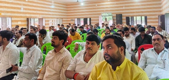 फोटो 22: भाजपा की बैठक में बोलते प्रदेश मंत्री शंकर लाल लोधी व मौजूद विधायक, पदाधिकारी। स्रोत 