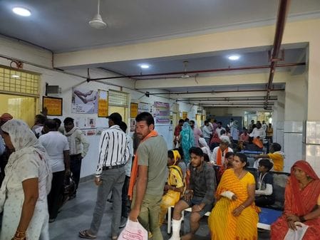 फोटो 28 सीकेटीपी-11- परिचय- जिला अस्पताल में लगा आग बुझाने के लिए गैस सिलींडर । संवाद