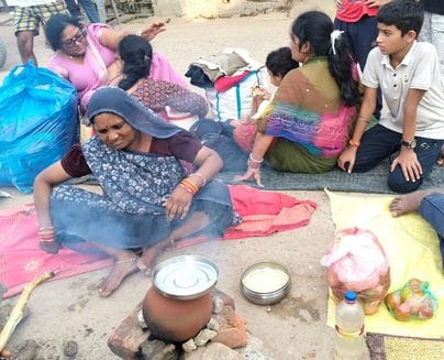फोटो 28 सीकेटीपी-13- परिचय- शरद पूर्णिमा पर अमृत पाने के लिए परिक्रमा मार्ग पर खीर बनाते श्रद् फोटो 28 सीकेटीपी-13- परिचय- शरद पूर्णिमा पर अमृत पाने के लिए परिक्रमा मार्ग पर खीर बनाते श्रद्